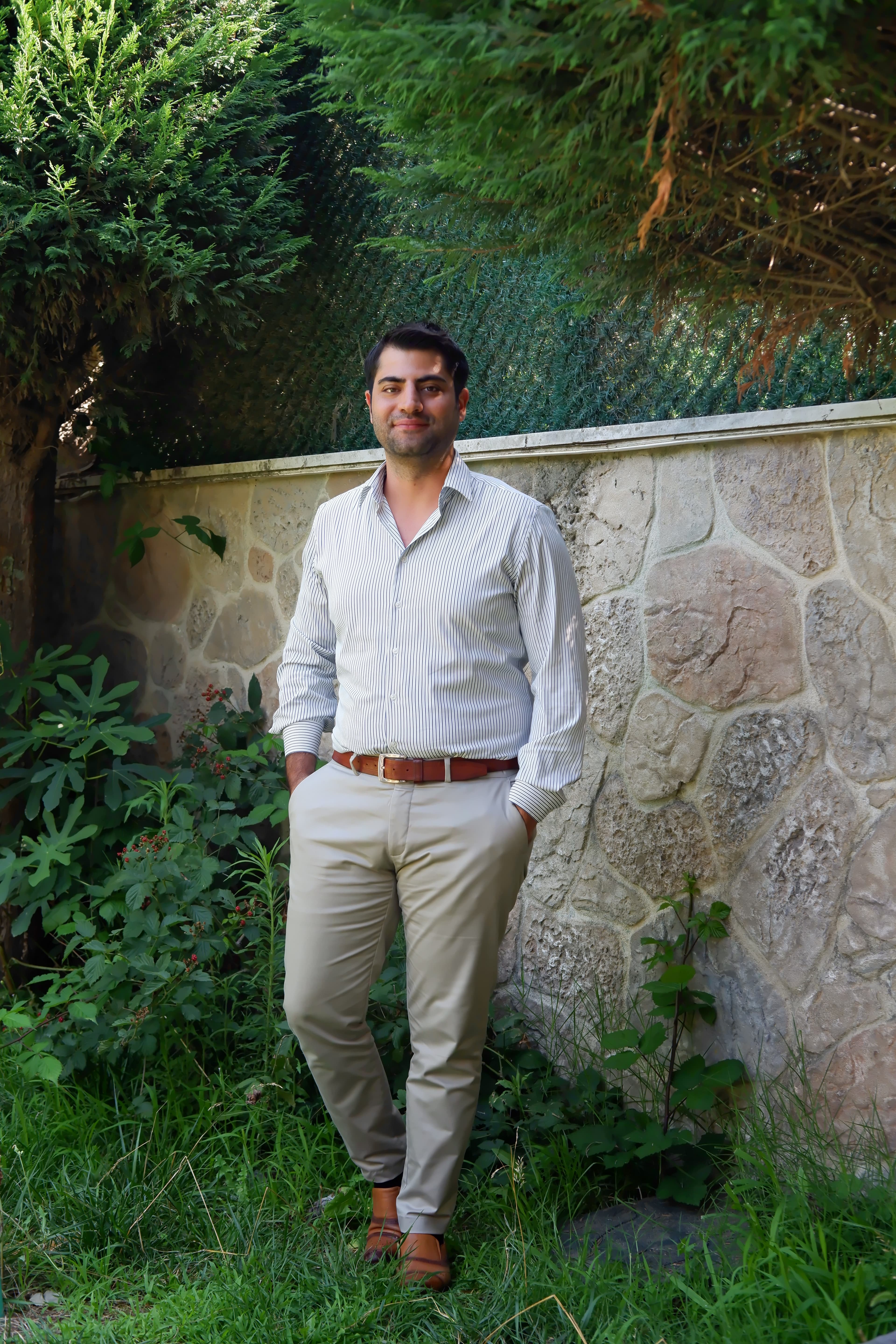 Muhammed Erkam Akkoyun’un bahçede çekilmiş boy portresi.