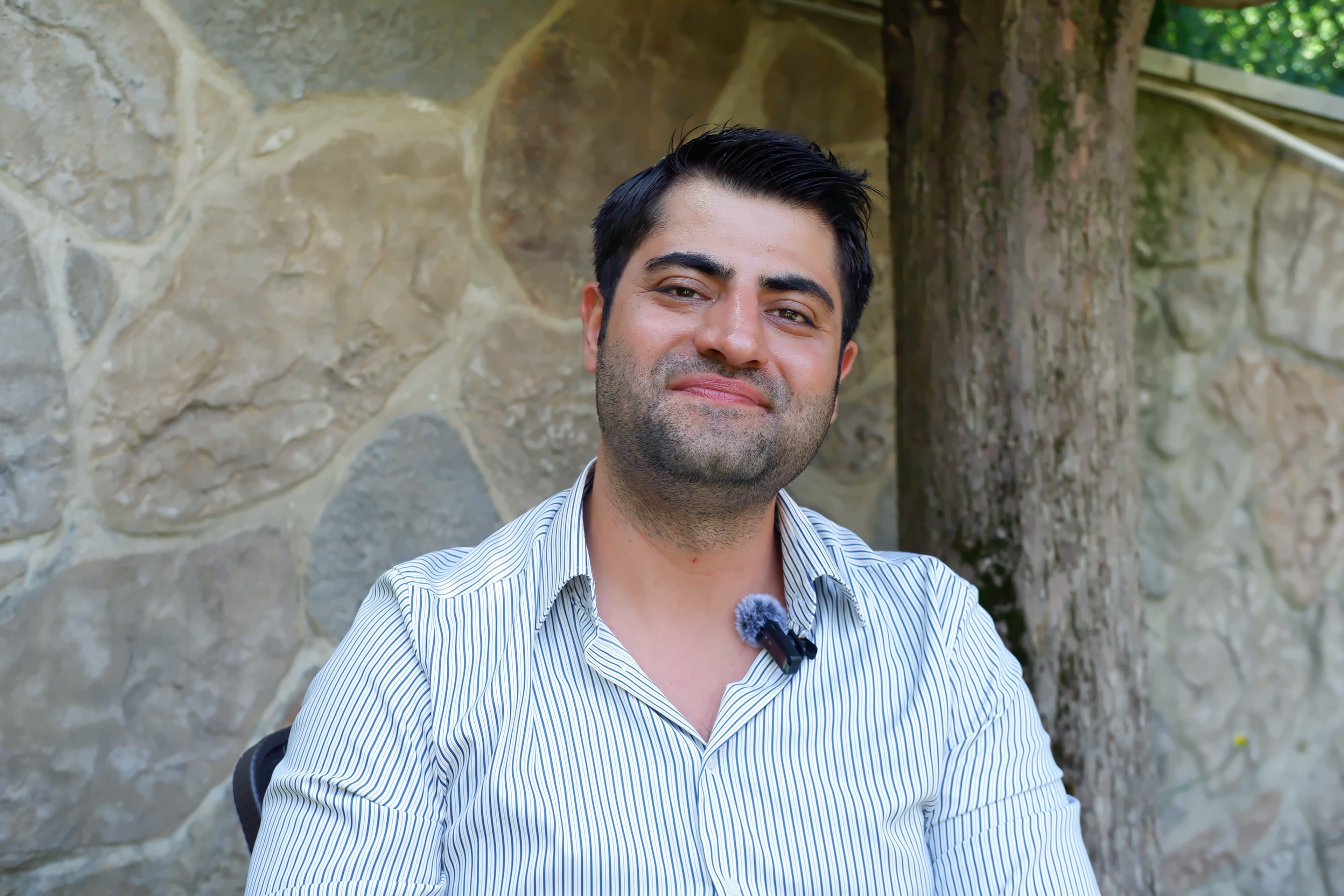 Muhammed Erkam Akkoyun’un yaka mikrofonuyla çekilmiş yakın plan portresi.
